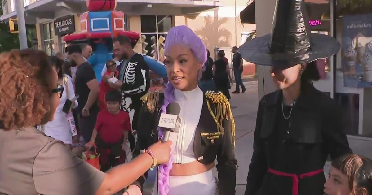 Thousands pack Sunset Drive for South Miami’s family-friendly Halloween celebration