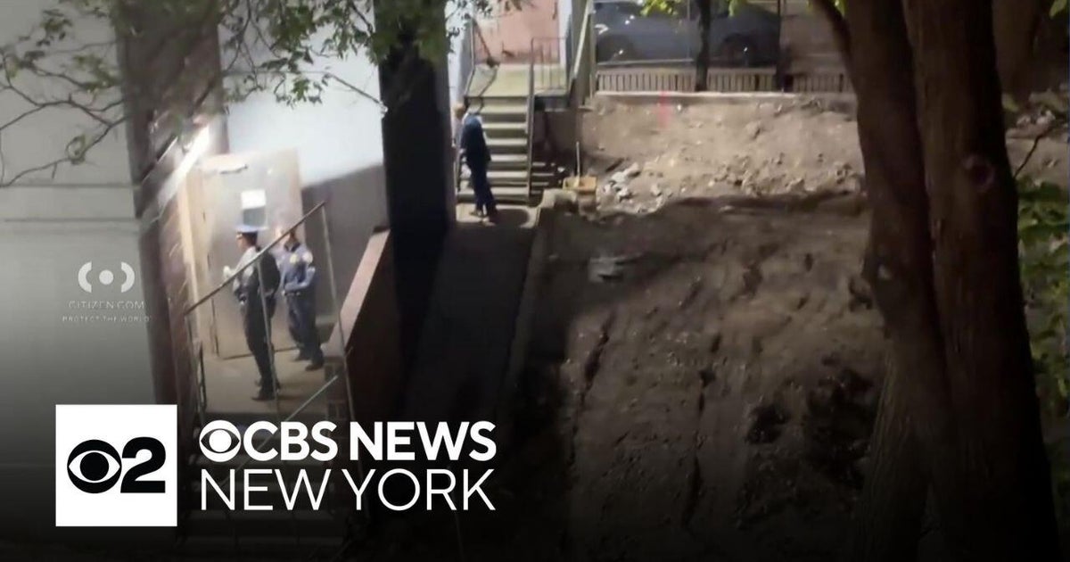 Woman shot in head in Hell's Kitchen NYCHA building, NYPD says - CBS ...