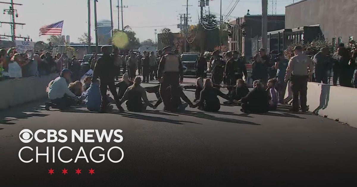 14 arrested outside Broadview ICE facility Friday - CBS Chicago