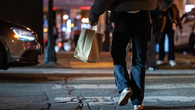                        Nearly a quarter of households live paycheck to paycheck, report finds                   