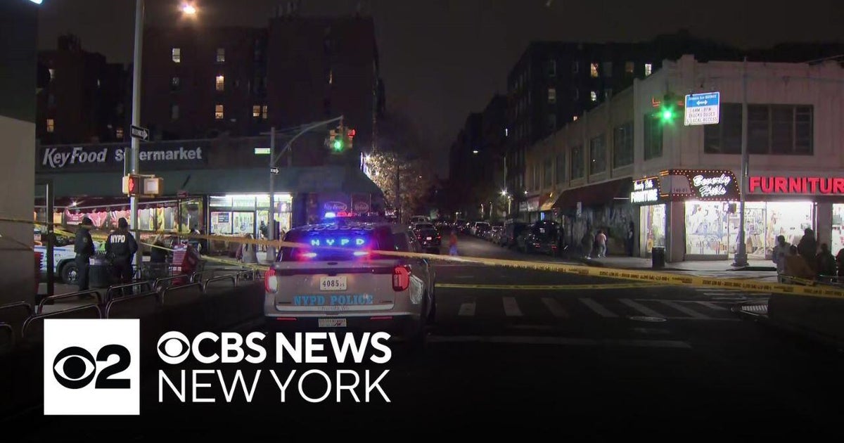2 workers shot inside Queens store - CBS New York