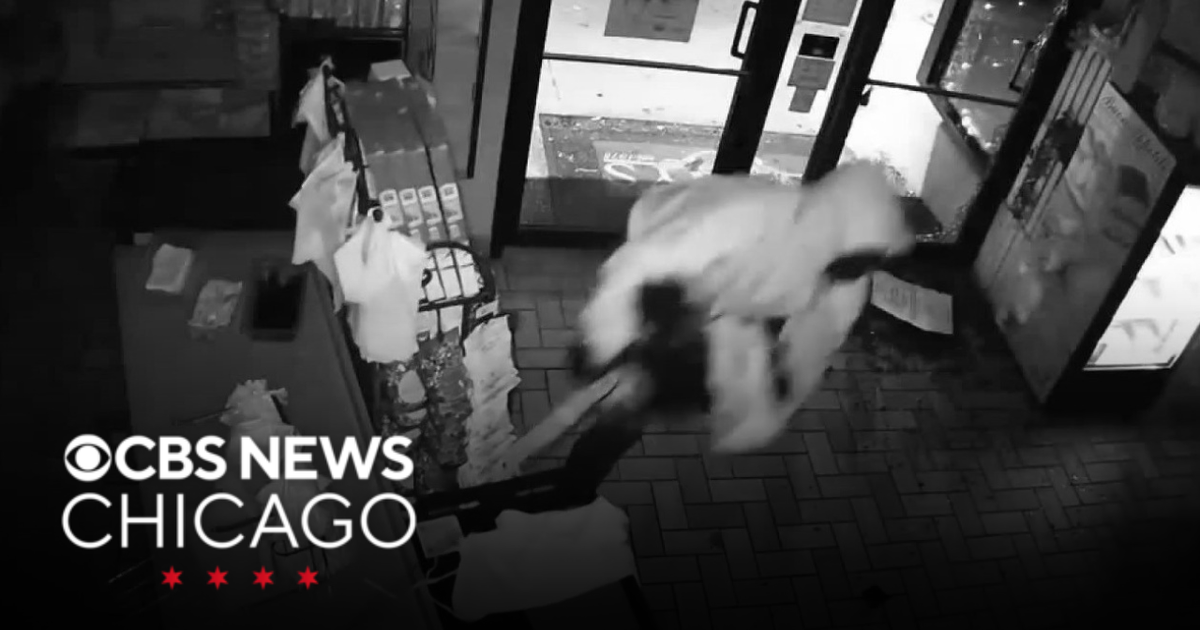 Employee walks in during burglary, robbed at gunpoint at NW Side deli