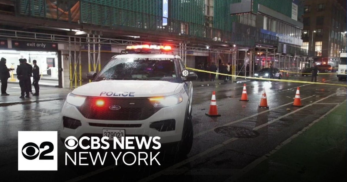 Man critically injured in Midtown Manhattan shooting - CBS New York
