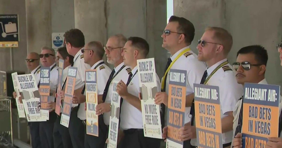 Allegiant Air pilots picket for new contracts after five-year lapse