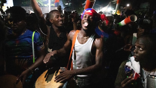 TOPSHOT-FBL-HAITI-WORLD CUP-CELEBRATIONS-FANS 