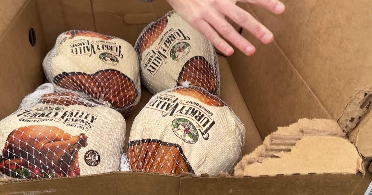 Hundreds line up as Minneapolis food shelf distributes Thanksgiving fixings  - CBS Minnesota