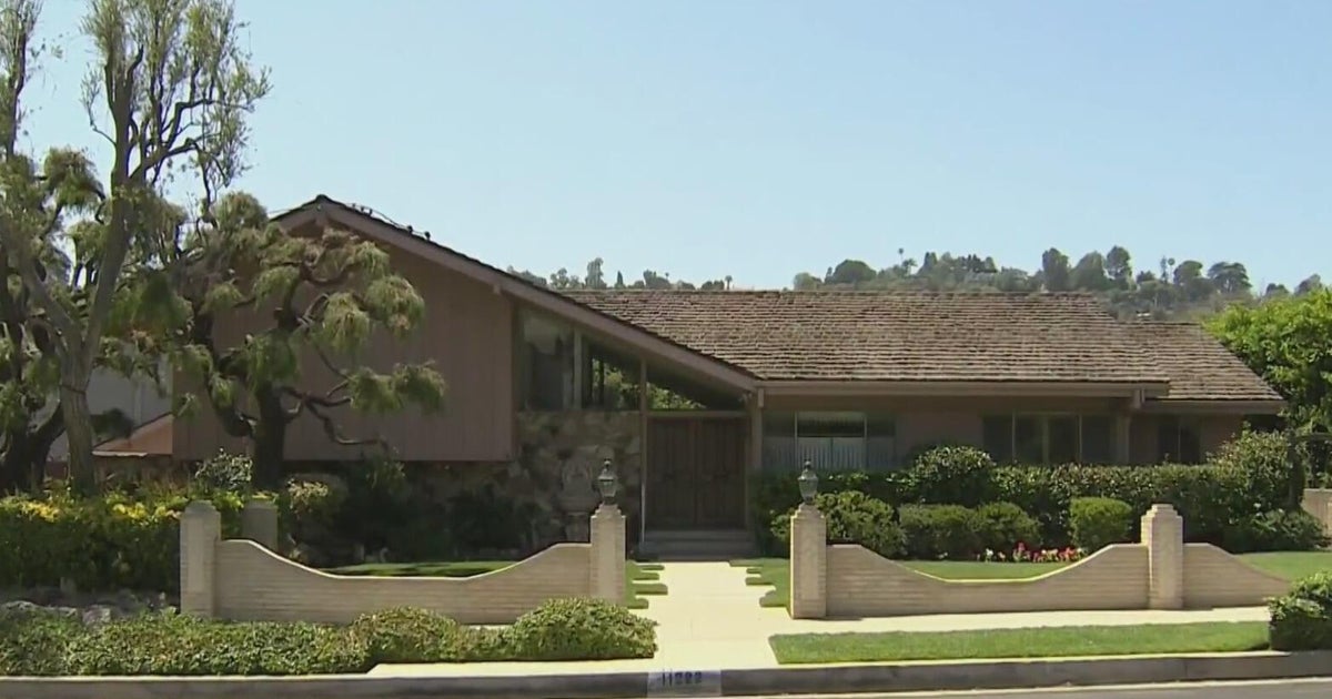 Brady Bunch house opens to public 50 years after sitcom debut - CBS Texas