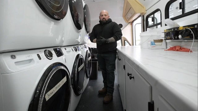 Retired officer turns from fighting crime to doing free laundry for the homeless 
