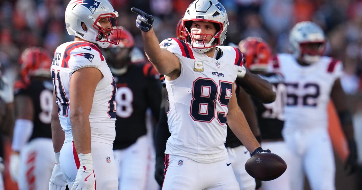 Patriots hold on for ugly win over Bengals, improve to 10-2 on season