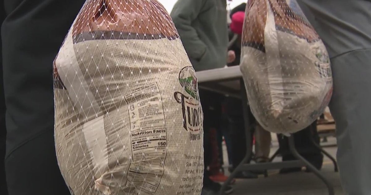 University of Michigan football players hand out turkeys in Detroit