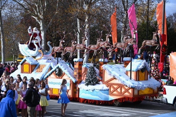 People on the Benjamin Franklin Parkway for the Thanksgiving parade in Philadelphia 
