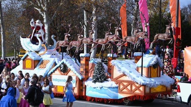 People on the Benjamin Franklin Parkway for the Thanksgiving parade in Philadelphia 