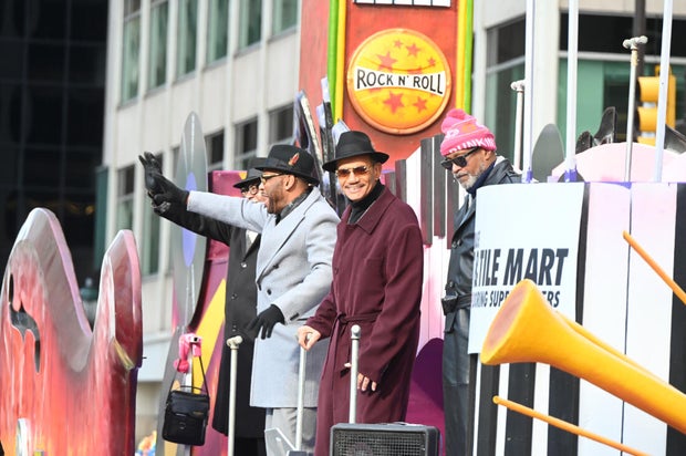 People on the Benjamin Franklin Parkway for the Thanksgiving parade in Philadelphia 