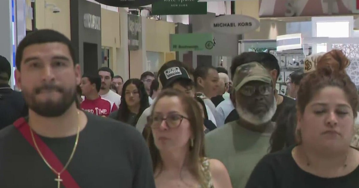 Black Friday crowds pack South Florida malls as shoppers chase deep discounts