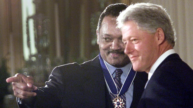 US President Bill Clinton (R) presents the Rev. Je 