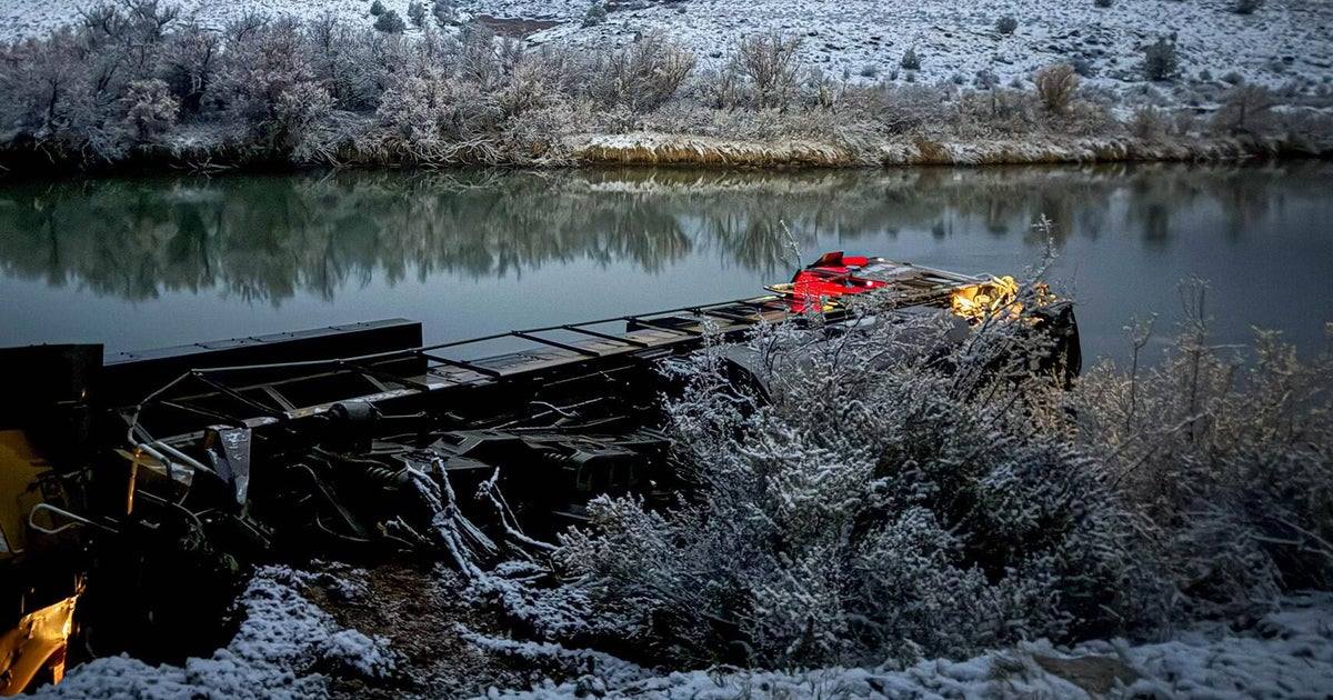 Engineers rescued after rockslide derails train in Colorado - CBS