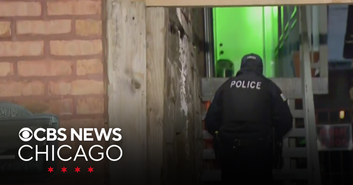 Woman shot to death on Chicago's Southeast Side, man in custody - CBS ...