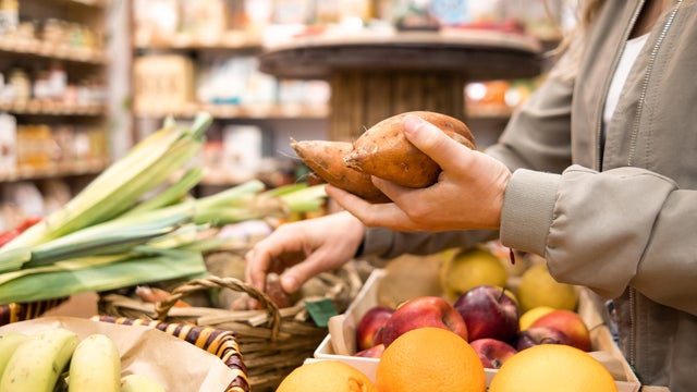 unrecognizable woman choosing fruit and vegetables at an organic organic market 