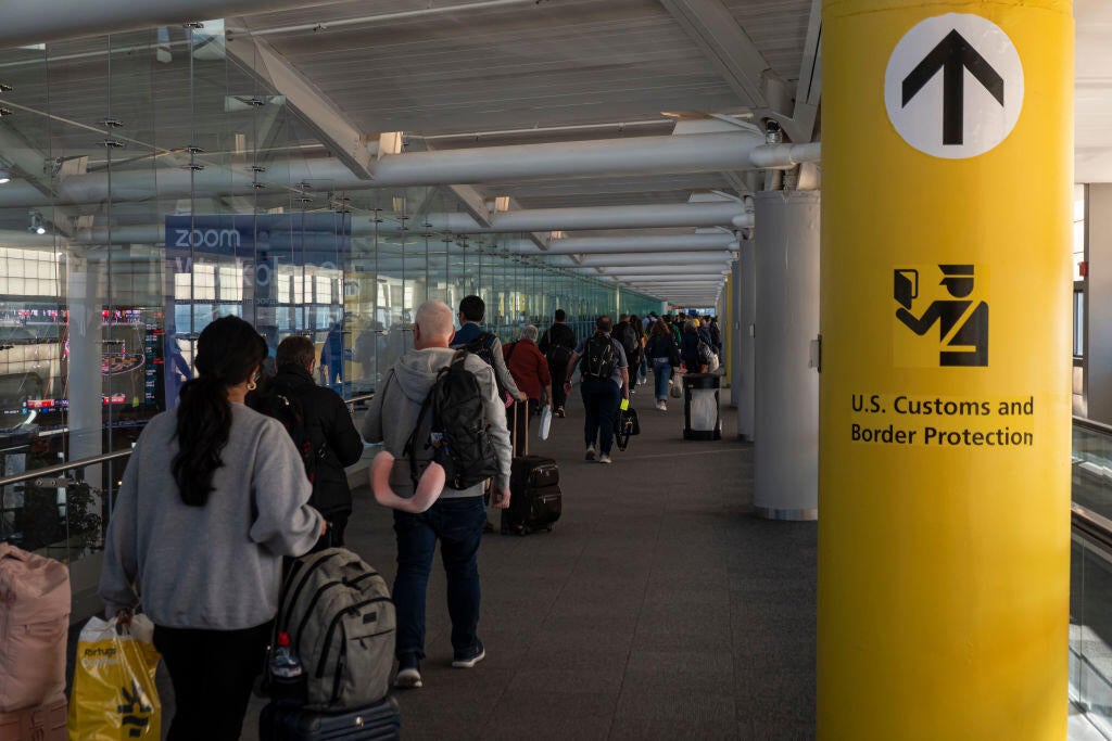 U.S. to require foreign tourists to submit 5 years of social media history