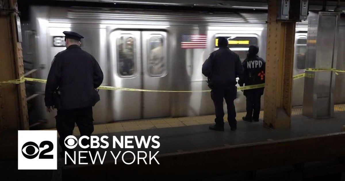 Man stabbed on subway at Union Square, police say - CBS New York