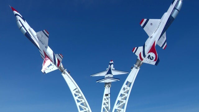 10p-pkg-fmn-thunderbird-jet-salute-wcco9d39.jpg 