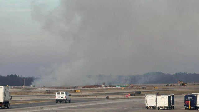 Closeup at the UNITED logo inscription in the side of the fuselage. 