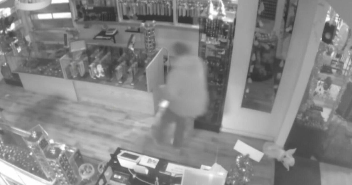 Old Sacramento jewelry story hit by burglar who took thousands