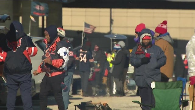 Bears fans tailgate 