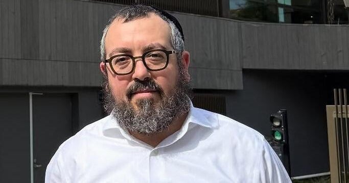 Един от 15 те души убити от двама въоръжени мъже