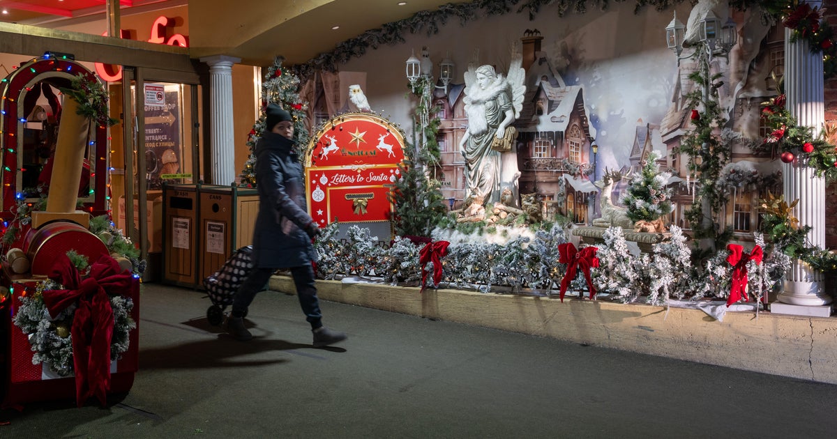 Проучване на CBS News установи, че американците казват, че празниците им струват по-скъпо, някои намаляват разходите