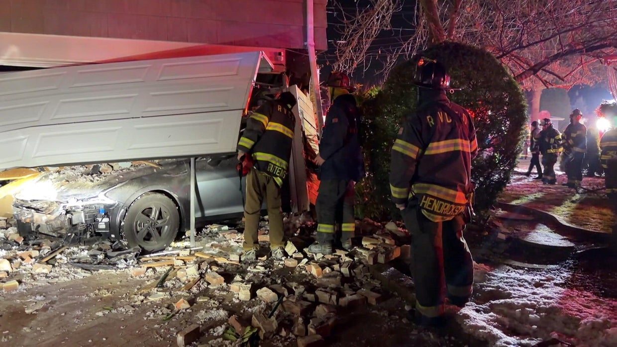 Car crashes into house on Long Island, leaves behind mess of debris ...