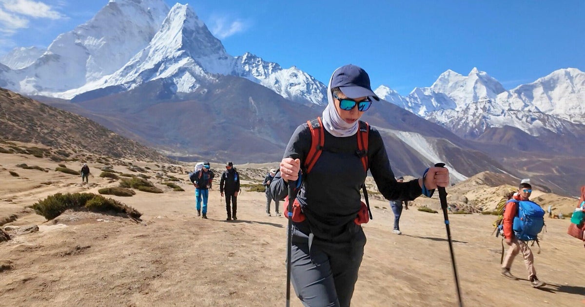 Комерсиализирането на Еверест носи възможност, натиск върху шерпите, носещи тежестта на сезона за катерене