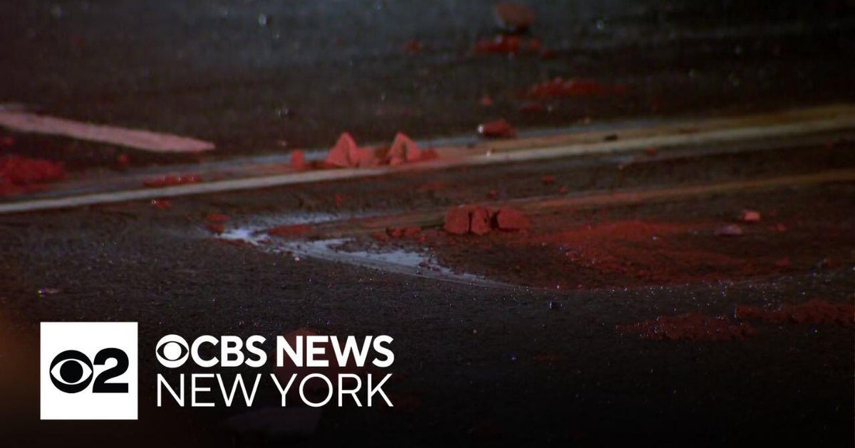 4 hurt by falling bricks outside Park Avenue building - CBS New York