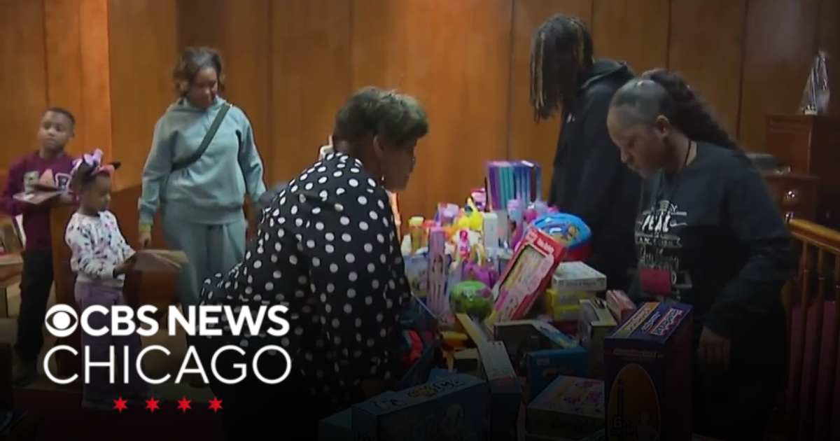 Rainbow PUSH held coat, toy, grocery giveaway in Hyde Park