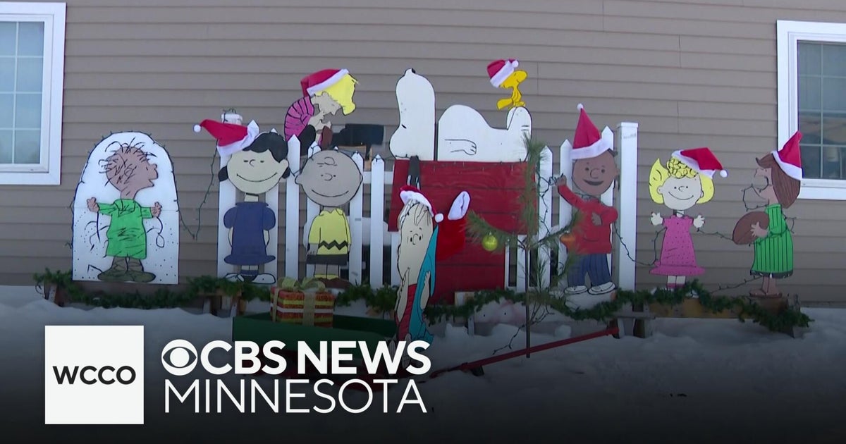Minnesota man creates Peanuts-themed holiday display