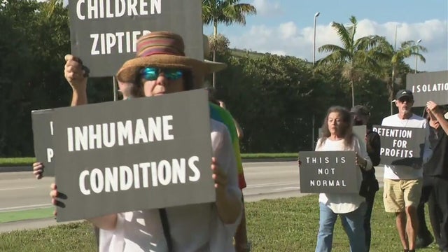 Protesters hold Christmas Day vigil outside Broward immigration detention center 