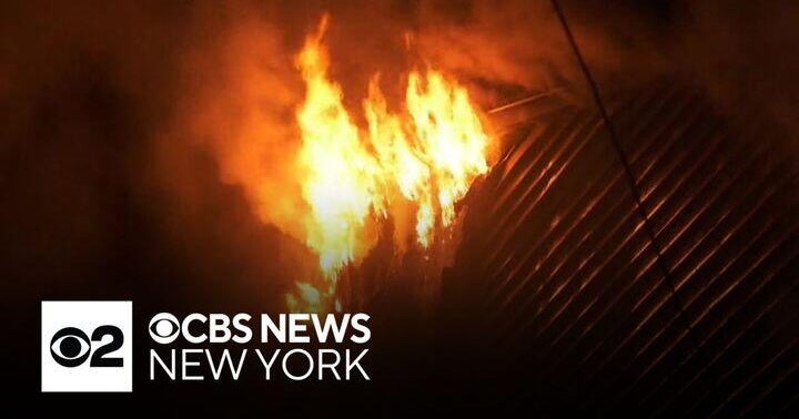 2 people injured in Queens house fire - CBS New York