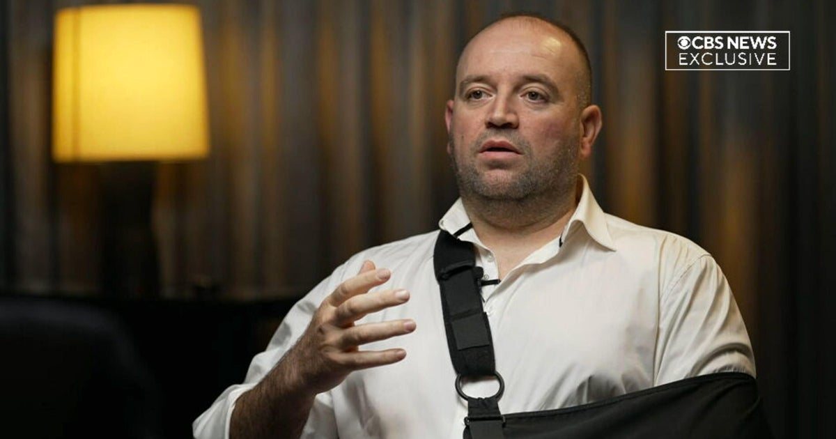 Героят от Бонди Бийч Ахмед ал Ахмед разказва на CBS News какво му е минало през ума, докато се бори с стрелец