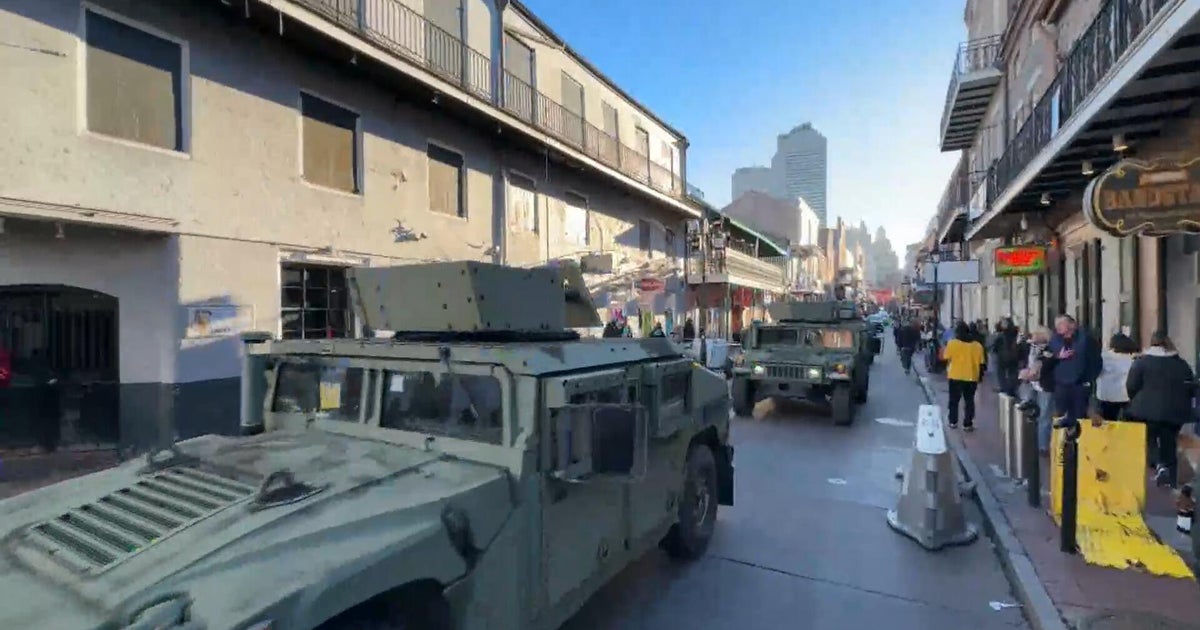 Войски от Националната гвардия патрулират в Ню Орлиънс на Нова година, една година след нападението на улица Бърбън