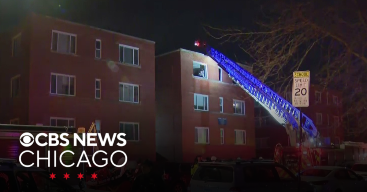 4 kids, 2 adults hurt in West Side apartment fire - CBS Chicago
