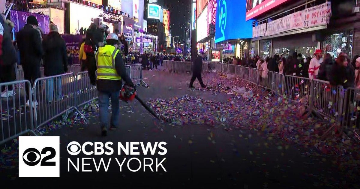 New Year's Eve cleanup in Times Square snarled by snow squall - CBS New ...