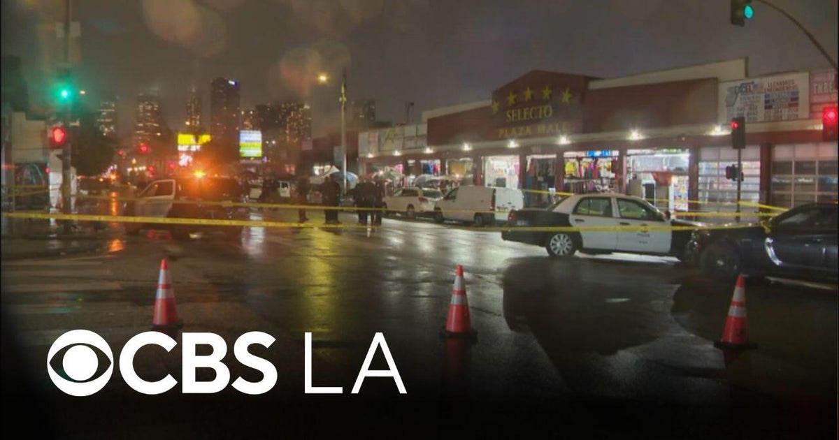 1 dead, 1 critically wounded in shooting outside Westlake District mall