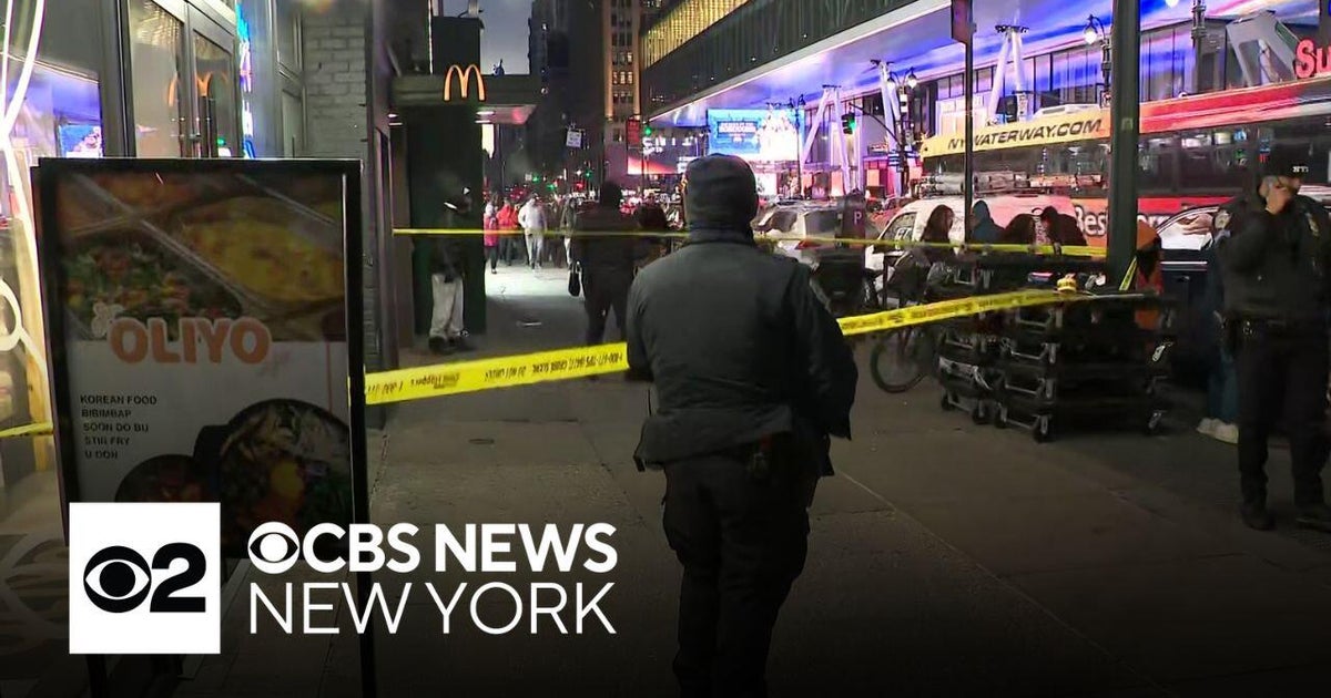 Man stabbed on 34th Street in Midtown NYC - CBS New York
