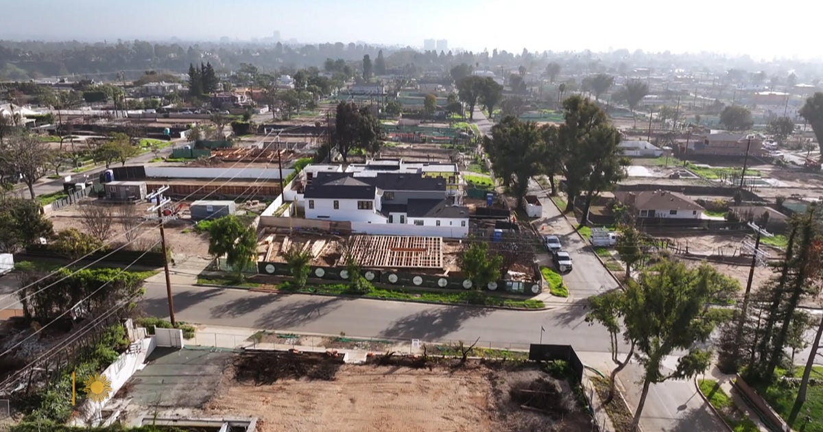 Металически скърцащи звуци бележат началото на деня докато изпълнителите докладват