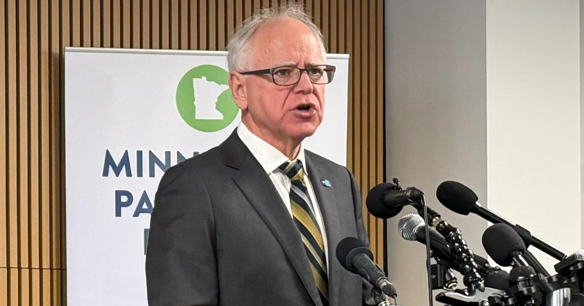 Губернаторът Тим ​​Уолц Тим Уолц отговаряйки на въпросите на медиите