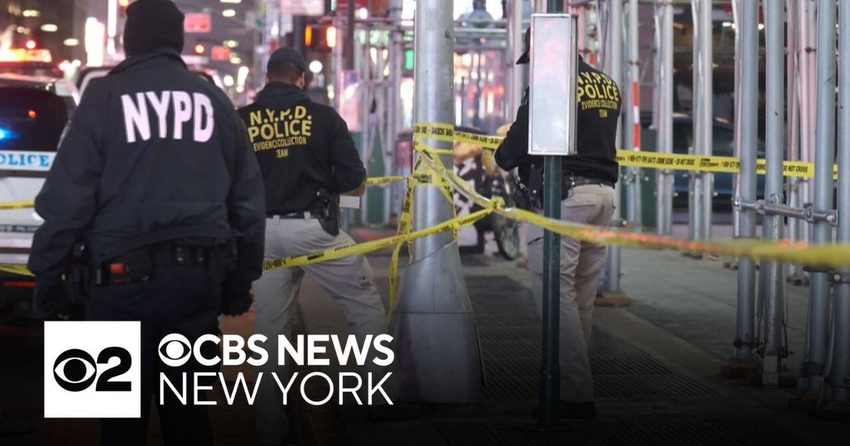 Man stabbed in Times Square - CBS New York