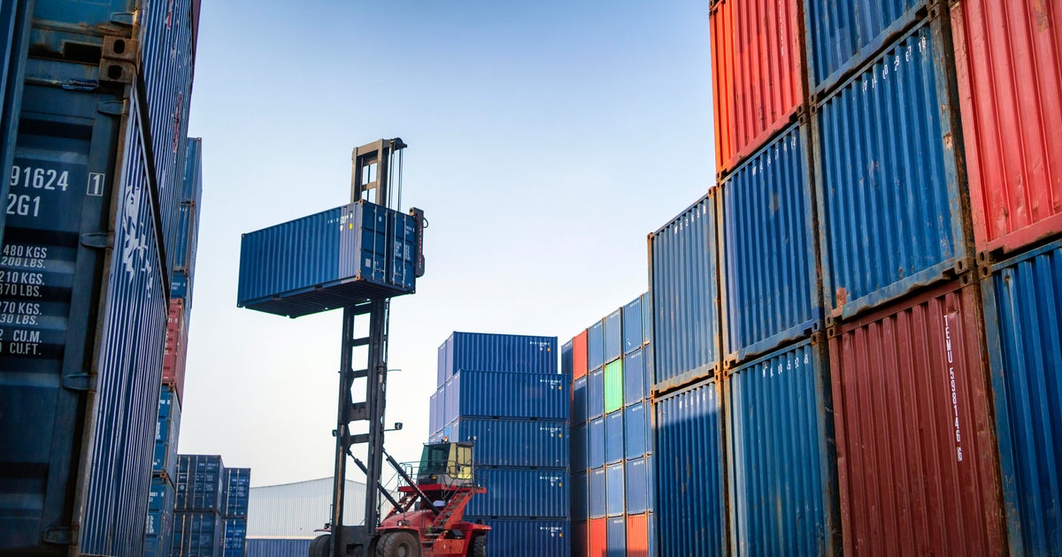 Търговският дефицит на САЩ спадна рязко през октомври достигайки най