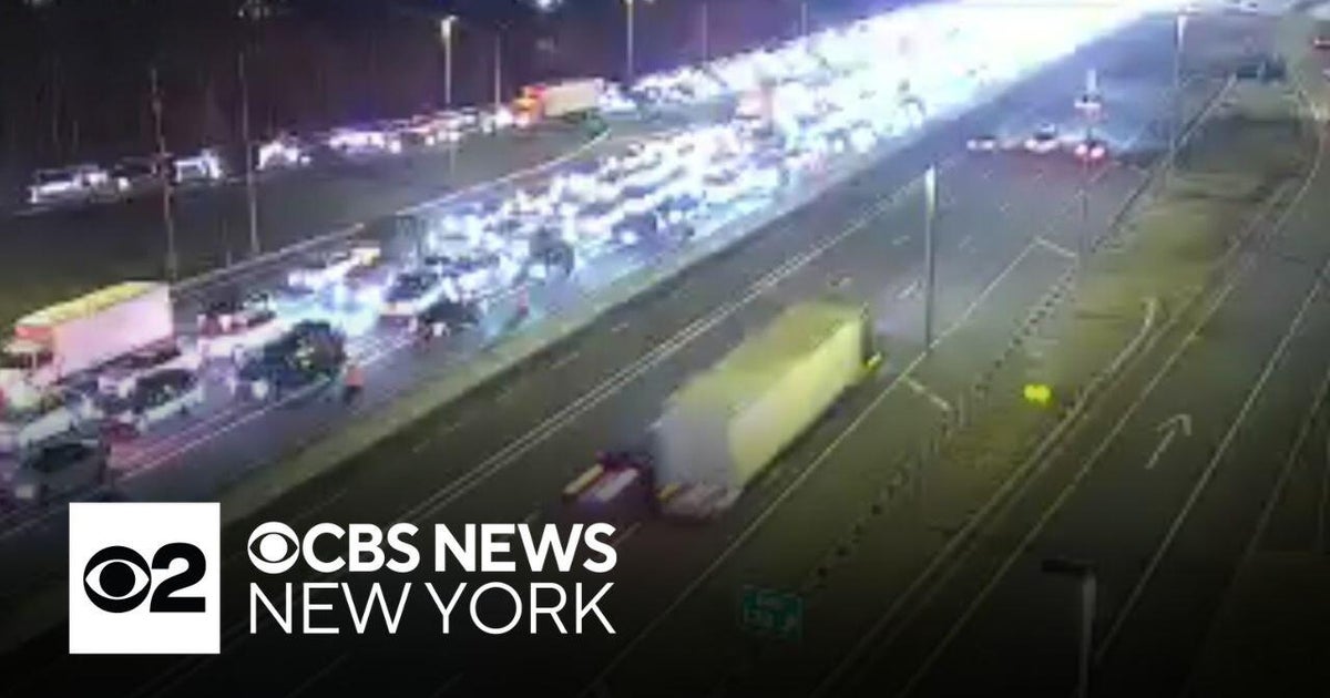 2 crashes causing massive backups in Brooklyn - CBS New York