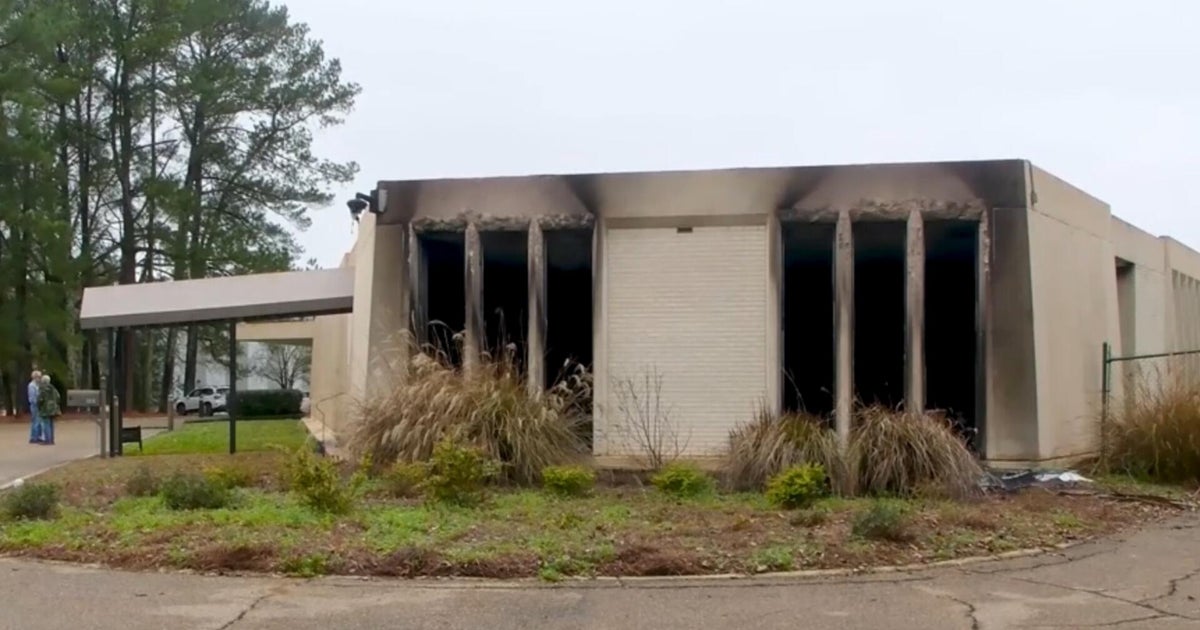 Suspect in custody after fire erupts at Mississippi synagogue
