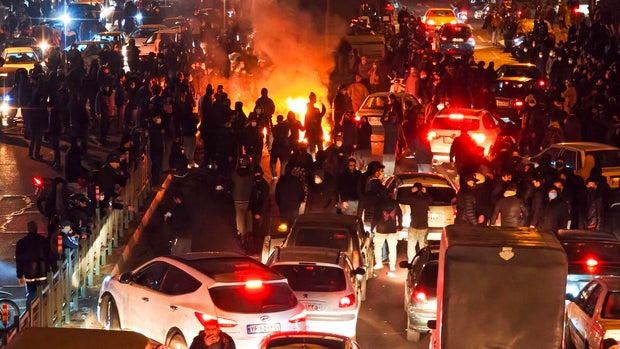 Onrust in Iran terwijl demonstranten demonstreren over de economische crisis 